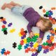 Fille jouant au Plus plus Box Midi Basic - 200 pièces