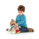 Petit garçon jouant avec César ours gourmand