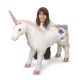 peluche licorne géante avec grande fille accroupie