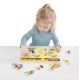 petite fille jouant au puzzle sonore animaux domestiques