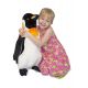 Grande peluche pingouin avec petite fille