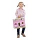 Petite fille transportant la maison de poupée