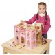 Petite fille jouant au château de princesse en bois