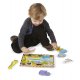 Petit garçon s'amusant avec le puzzle à encastrement safari
