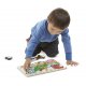 Petit garçon jouant au puzzle en bois a encastrement animaux de la ferme