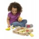Petite fille jouant avec la dînette fruits en bois à couper