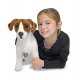 Petite fille avec sa peluche Jack Russell Terrier