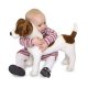 Bébé avec sa peluche Jack Russell Terrier