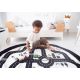 Enfant jouant sur le tapis circuit de voitures Play and Go