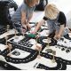 Enfants jouant sur le tapis circuit de voitures Play and Go