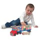 Petit garçon jouant au camion et cube alphabet en bois