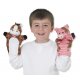 Petit garçon jouant avec les marionnettes à main les animaux de la ferme