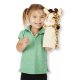 Petite fille ouant avec une marionnettes à main les animaux du zoo