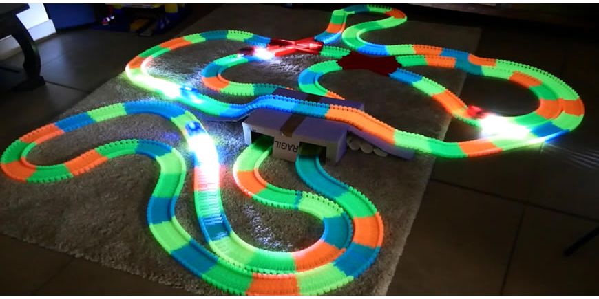 Pour voitures denfants de course sur circuit Voitures automatiques en plastique bleu avec LEDs Jeux pour enfants à partir de 3 ans Magic Tracks voitures pour enfants 